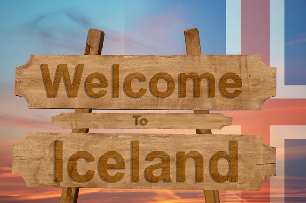 Добро пожаловать в Исландию петь на деревянном фоне со смешиванием национального флага — стоковое фото