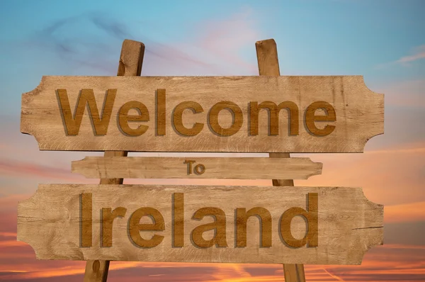 Welcome to Ireland sing on wood background — Stock Photo, Image