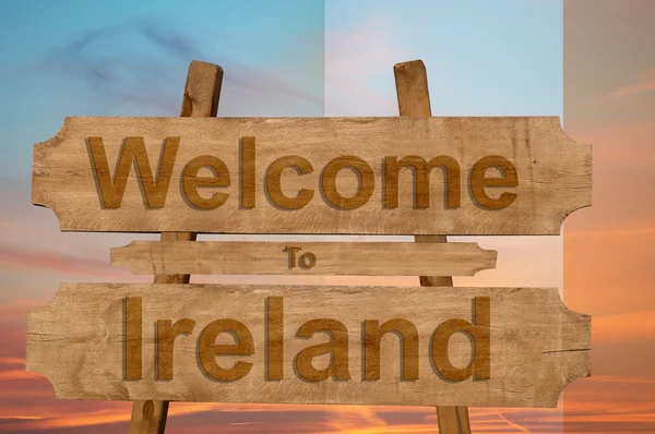Welcome to Ireland sing on wood background with blending national flag — Stock Photo, Image