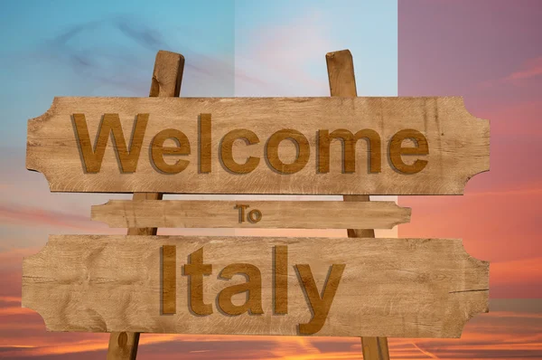 Welkom bij Italië zingen op hout achtergrond met het mengen van de nationale vlag — Stockfoto