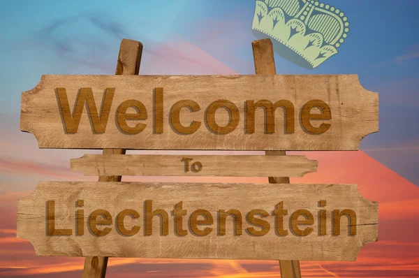 Welkom bij Liechtenstein ondertekenen op hout achtergrond met het mengen van de nationale vlag — Stockfoto