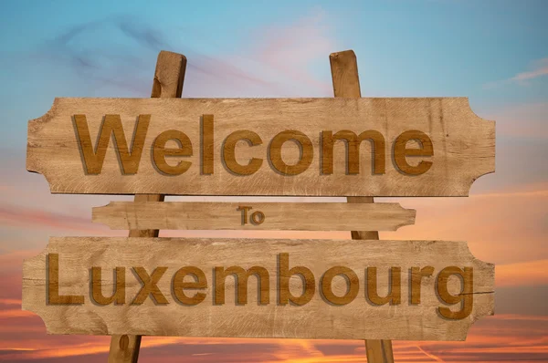 Welkom bij Luxemburg teken op houten achtergrond — Stockfoto