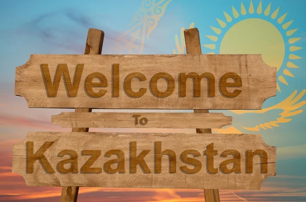 Zapraszamy do Kazachstanu znak na tle drewna z mieszania Flaga narodowa — Zdjęcie stockowe