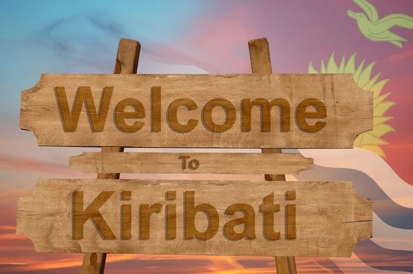 Zapraszamy do Kiribati znak na tle drewna z mieszania Flaga narodowa — Zdjęcie stockowe