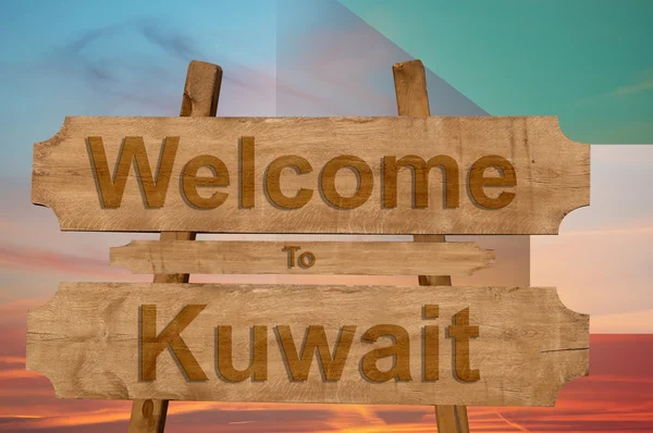 Witamy w Kuwejcie znak na tle drewna z mieszania Flaga narodowa — Zdjęcie stockowe