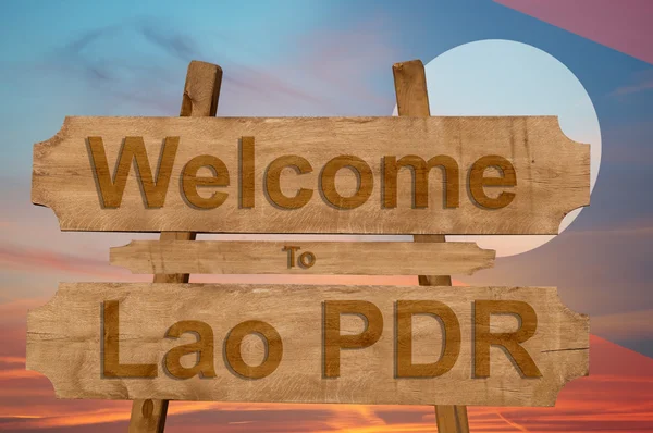 Bem-vindo ao sinal PDR Lao no fundo de madeira com bandeira nacional de mistura — Fotografia de Stock