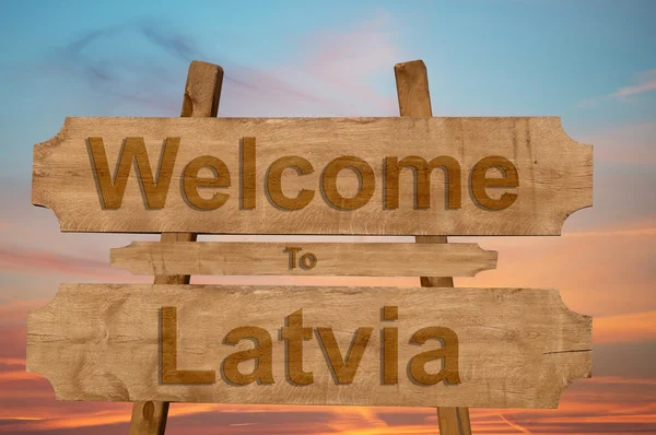 Bienvenido a Letonia signo sobre fondo de madera — Foto de Stock