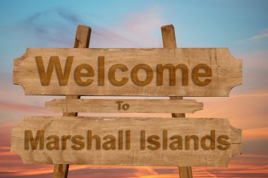 Ahşap arka plan tabelada Marshall Adaları'na hoş geldiniz 