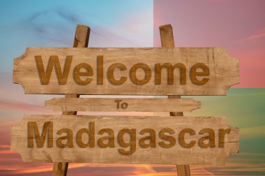 Nationa harmanlama ile ahşap arka plan tabelada Madagascar hoş geldiniz