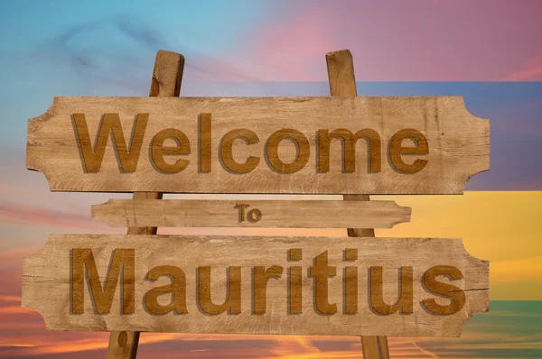 Bienvenido a Mauritus signo sobre fondo de madera con la mezcla de la bandera nacional — Foto de Stock