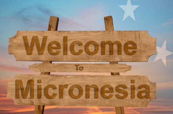 Zapraszamy do Mikronezja znak na tle drewna z mieszania uniformizacja — Zdjęcie stockowe