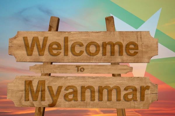 Witamy w Myanmar znak na tle drewna z mieszania Flaga narodowa — Zdjęcie stockowe