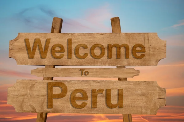 Bem-vindo ao Peru assinar no fundo de madeira — Fotografia de Stock