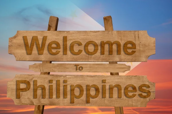 Welcome to Philippines sign on wood background with blending national flag — Stock Photo, Image