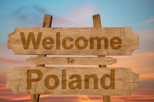 Bem-vindo ao sinal da Polônia no fundo de madeira — Fotografia de Stock