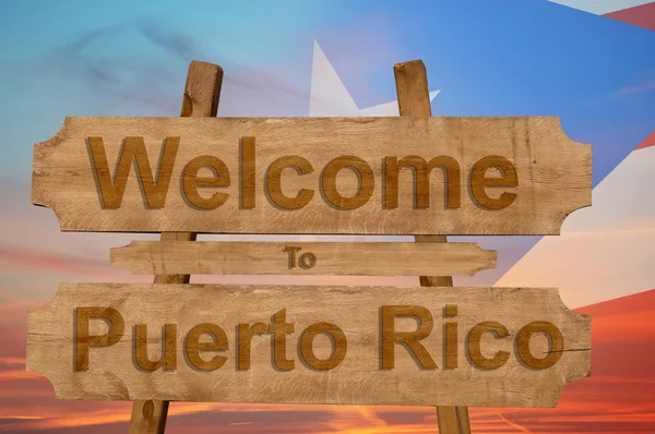 Benvenuti a Peurto Rico segno su sfondo legno con la miscelazione bandiera nazionale — Foto Stock