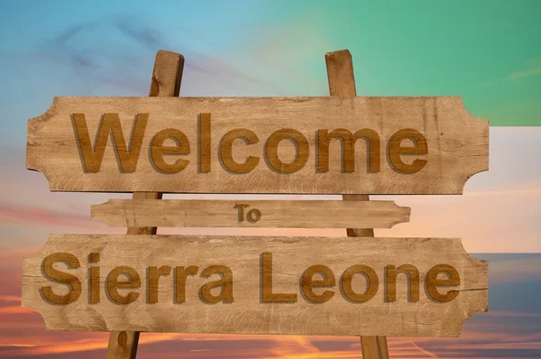 Welkom bij Sierra Leone teken op hout achtergrond met het mengen van de nationale vlag — Stockfoto