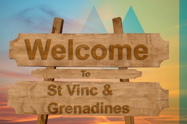 Recepción al cartel de St Vinc & Grenadies sobre fondo de madera con bandera nacional — Foto de Stock