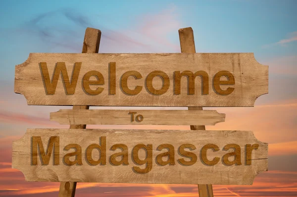 木材の背景にマダガスカルのサインへようこそ — ストック写真