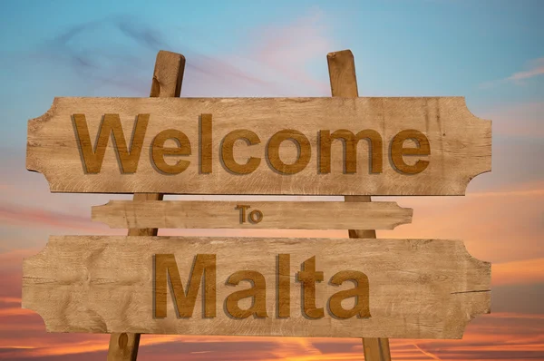 Bienvenido a Malta signo sobre fondo de madera — Foto de Stock