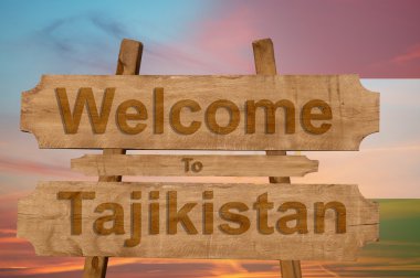 Tacikistan hoş geldiniz şarkı ulusal bayrak harmanlama ile ahşap arka plan üzerinde