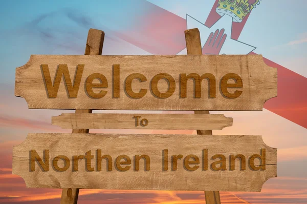Welcome to Northen Ireland sing on wood background with blending national flag — Stock Photo, Image