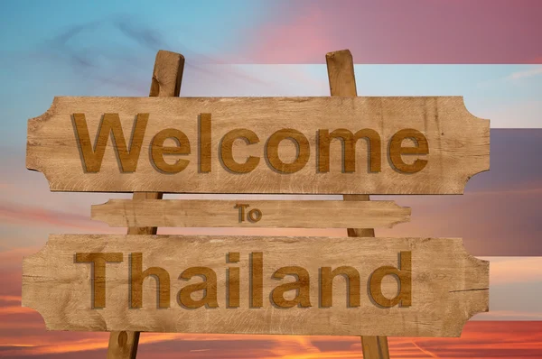 Bem-vindo à Tailândia cantar em fundo de madeira com misturando bandeira nacional — Fotografia de Stock