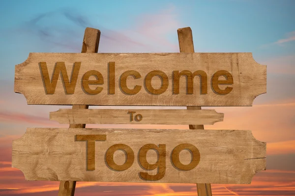 Bem-vindo ao Togo cantar em fundo de madeira — Fotografia de Stock