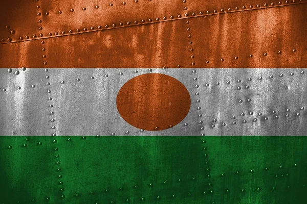 Texutre metallo o sfondo con bandiera Niger — Foto Stock