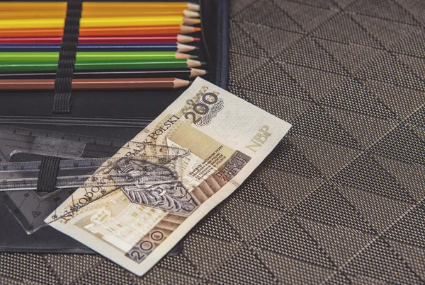 Tema de la escuela caro, estuche de lápiz con dinero polaco —  Fotos de Stock
