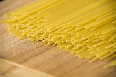 Ahşap zemin üzerine spagetti avuç