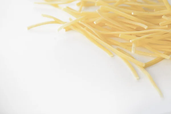 Kleine droge pasta noedels op witte achtergrond — Stockfoto