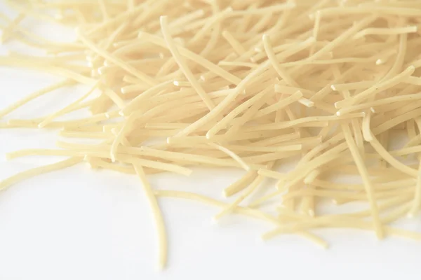 Kleine droge pasta noedels op witte achtergrond — Stockfoto