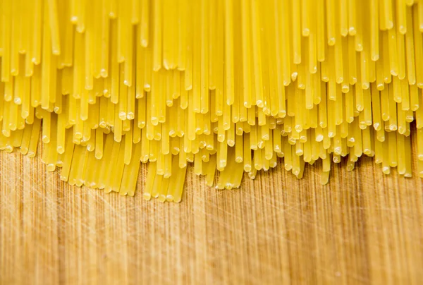 木材の背景にスパゲッティの束 — ストック写真
