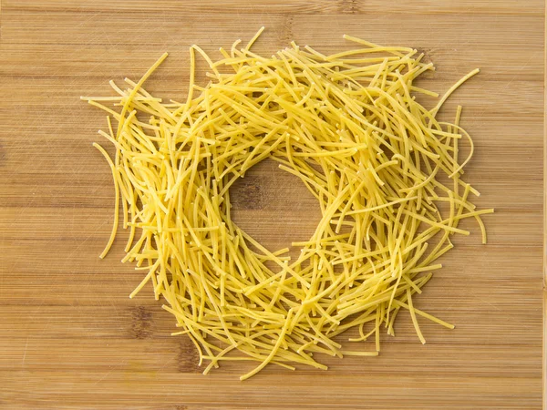 Kleine droge pasta noedels op houten achtergrond — Stockfoto