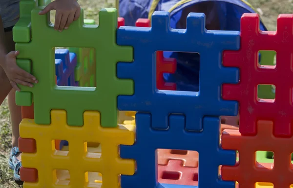 Kinderen spelen met bakstenen in de tuin — Stockfoto