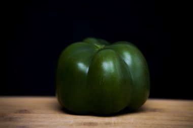 ahşap, siyah zemin üzerine yeşil kırmızı biber kapat