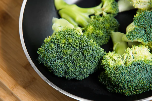 Close up on Fresh broccoli solated in pan on wooden background — Stock Photo, Image