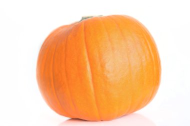 Beyaz arkaplanda taze turuncu balkabağı izole edilmiş.