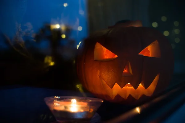 Mörka Halloween pupkin symbol bakom fönstret hem med ljus reflectons — Stockfoto