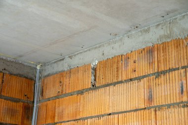 Tamamlanmamış bir ev inşa etmek.