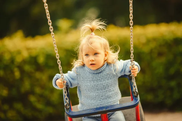 Blond Harig Meisje Schommel — Stockfoto