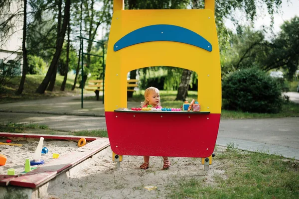 Bambina Che Gioca Nel Parco Giochi Bambini — Foto Stock