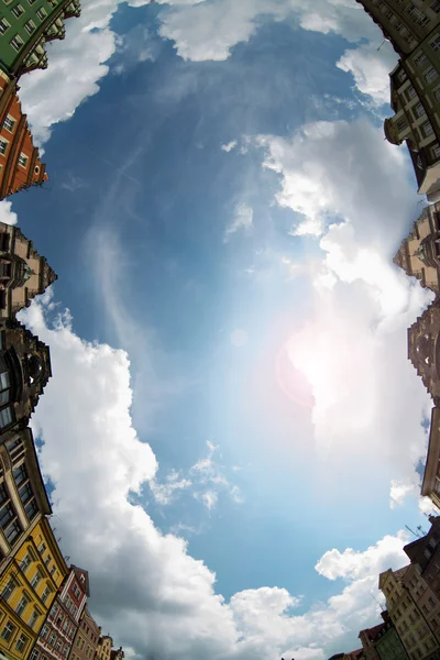 Здание с низким углом обзора против голубого неба — стоковое фото