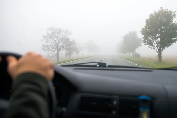 Autóval a ködben úton Jogdíjmentes Stock Képek