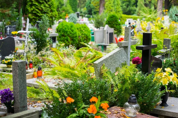 Tumbas en el cementerio católico — Foto de Stock