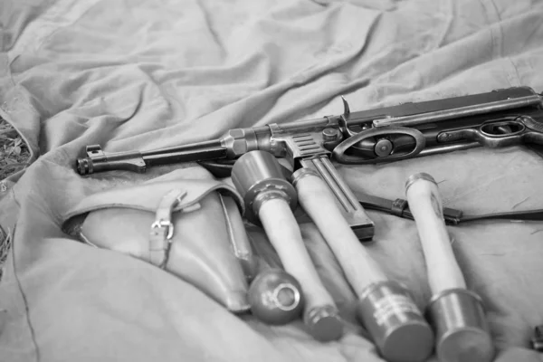 Thompson mitrailleuse avec grenades à main — Photo