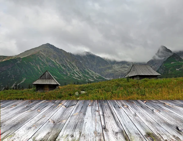 Houten terras en perspectief bekijken op bergen — Stockfoto