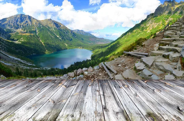 Terraza de madera y vista panorámica de las montañas forestales —  Fotos de Stock
