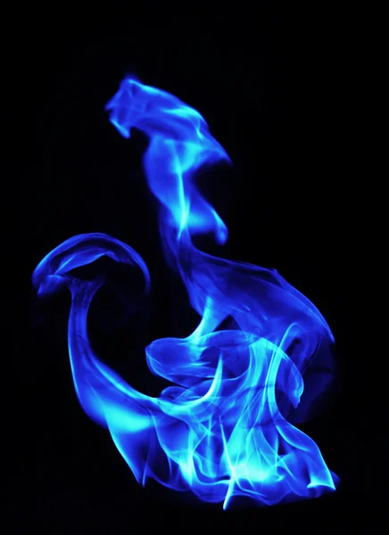 Siyah arkaplanda mavi yangın alevleri — Stok fotoğraf